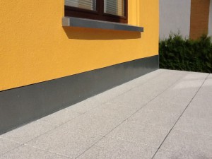 Terrassenplatten aus Beton auf Stelzlagern