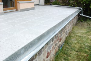 Terrassenplatten aus Beton mit geschliffener Oberfläche auf Stelzlagern 